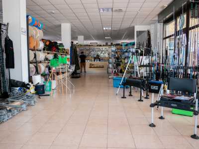 Entriamo cos� in un grande locale dove troviamo davvero di tutto: canne da pesca, maschere, pinne, mute, fucili, mulinelli, esche vive e artificiali